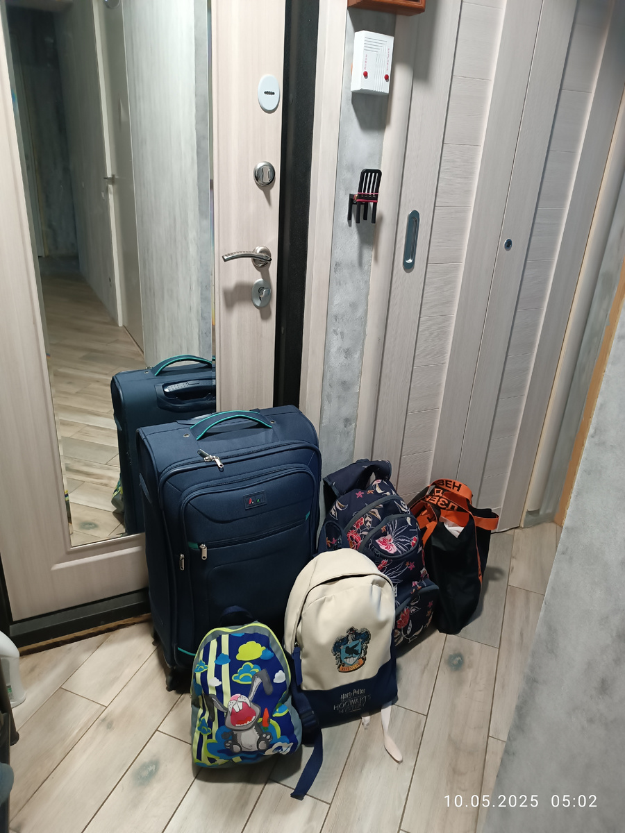 К отъезду готовы. И свежеокрашенные стены видны. 