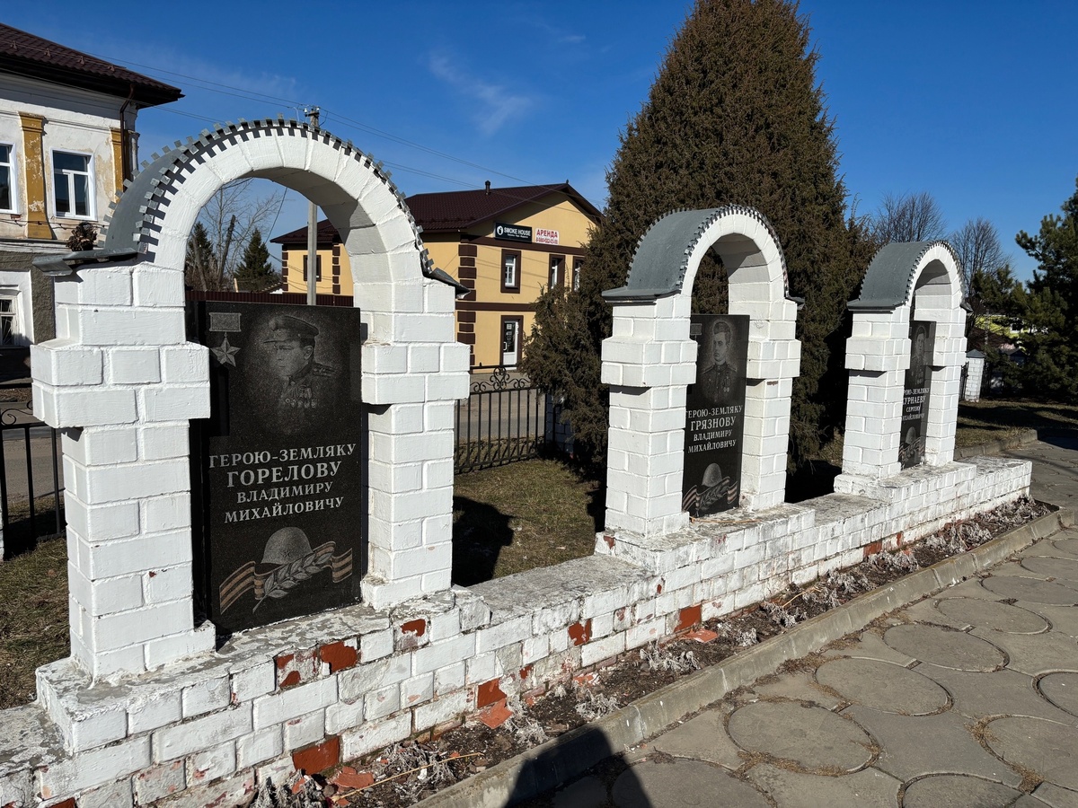 Каждому из героев посвящена своя мемориальная плита