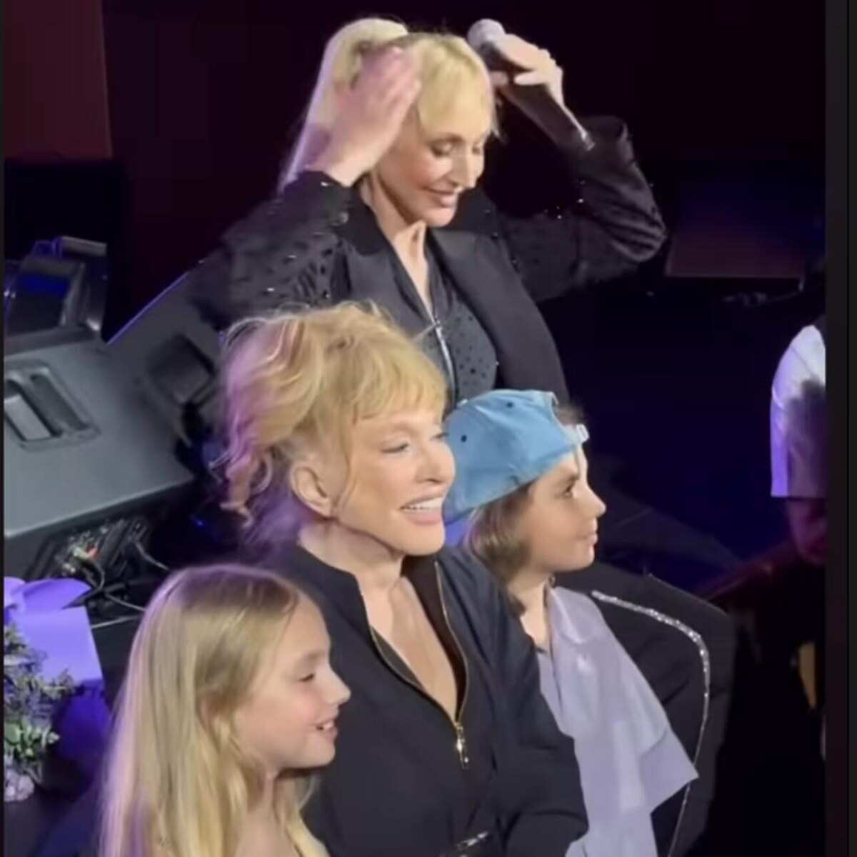    Алла Пугачева с Лизой и Гарри на концерте Кристины Орбакайте. соцсети