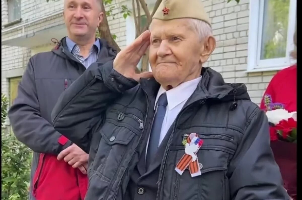    Ветеран Владимир Графов в День Победы принял парад во дворе своего дома