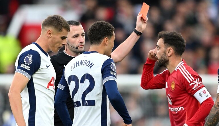 • Манчестер Юнайтед - Тоттенхэм. Главный арбитр матча Каван Крис удаляет с поля капитана хозяев Бруну Фернандеша. Кстати, позднее Футбольная Ассоциация Англии эту красную карточку португальца отменила.