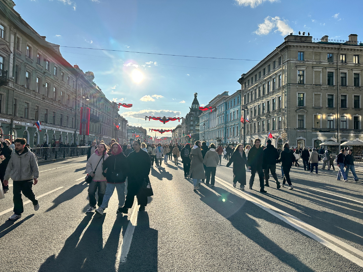 Невский проспект стал пешеходным. Такое случается только в большие праздники.