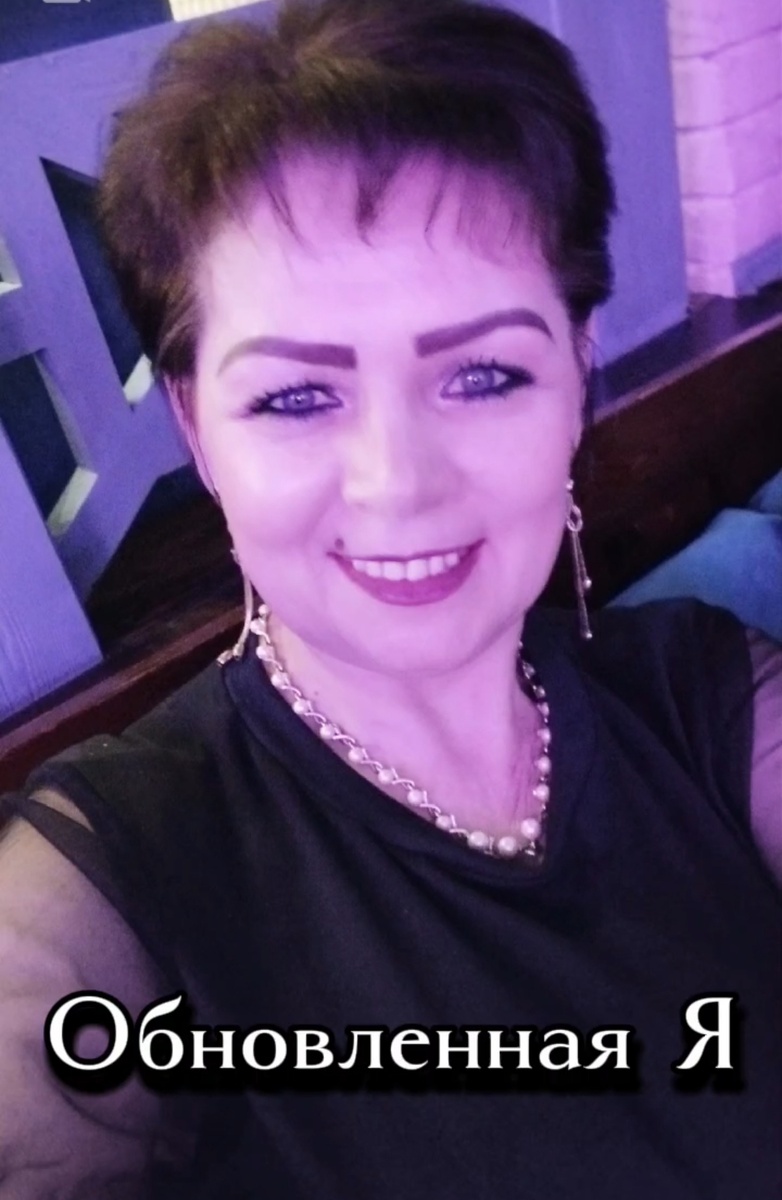 Спустя месяц
Я работаю над собой. Тихо, без громких заявлений. Просто день за днём строю новую версию своей жизни — с любовью, с уважением, с верой в перемены.

Я начала с простого: с утра. Мой день теперь начинается в 6:00. Раньше это казалось невозможным, а теперь — мой личный ритуал силы. Я просыпаюсь не в спешке, а в тишине. Первое, что я делаю — дыхательные упражнения. Несколько минут осознанного дыхания, и я чувствую: я здесь, я жива, я есть.

Я слушаю аудиокниги каждый день — вместо случайного шума. В мой разум входят новые идеи, смыслы, знания. Я выбираю, чем питать свой ум, и он отвечает мне ясностью.

Я завела блокнот. Особенный. В нём — мои установки, мои мысли, мои переписанные внутренние программы. Я переписываю свою жизнь — в буквальном смысле. Я вижу, как меняется мышление, как исчезает старое, как рождается что-то по-настоящему моё.

Я выбрала одну аскезу — отказаться от вредной привычки на полтора месяца. Это мой вызов и мой путь. Это напоминание себе: я умею держать слово. Себе. И только тогда всё начинает меняться.

Я учусь уважать деньги и себя. 10% от любого дохода я теперь плачу себе. Это мой способ сказать: «Ты заслуживаешь». Это не про жадность, а про ценность. Про заботу о будущем, про внутреннюю опору.


---

Я не идеальна. Я в пути. Но в этом пути — так много силы, света и жизни.
Я не просто меняю привычки. Я меняю себя.
И мне нравится та, кем я становлюсь.