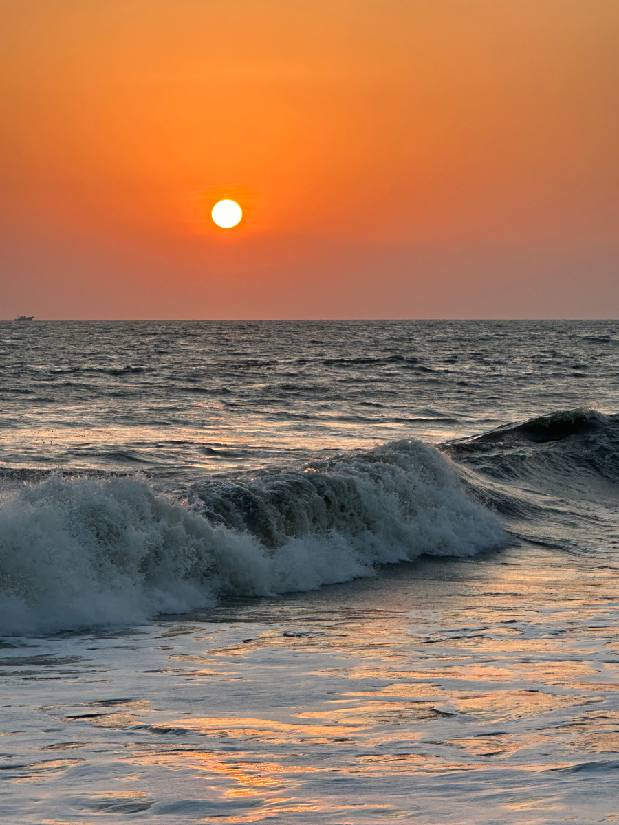 Сегодня океан не спокойный. Фото Федоренкова В.