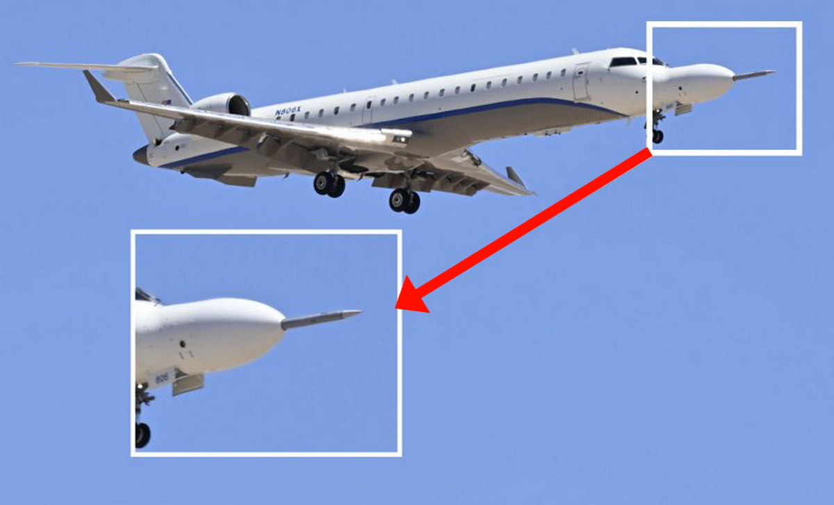 Летающая лаборатория Northrop Grumman CRJ700 N806X приземляется на авиабазе Неллис. Фото Колина Кларка