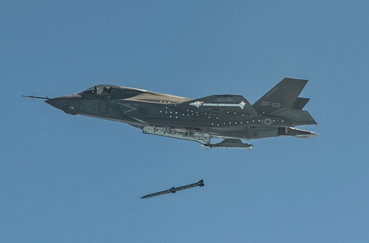 Запуск AIM-120D с истребителя F-35 
