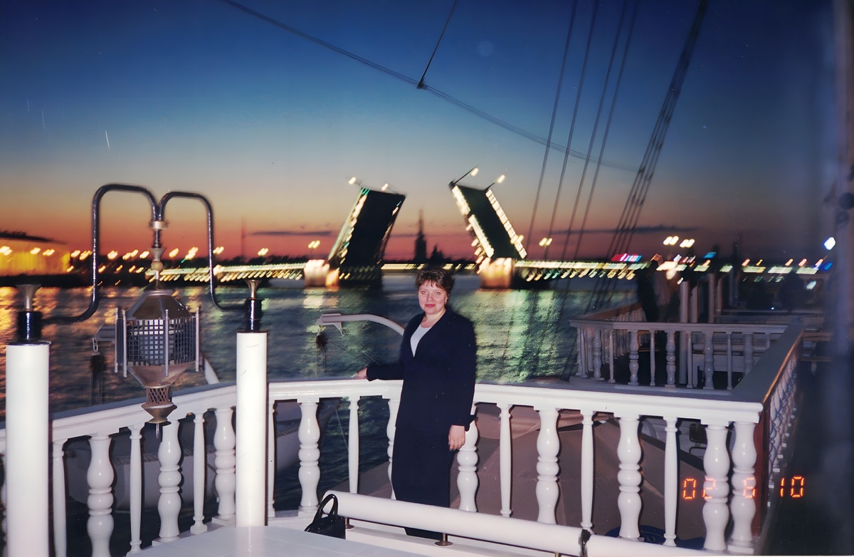 Фото с той самой первой ночной экскурсии по Питеру. Август 2002 г. Сорри за четкость, но тогда были еще пленочные фотоаппараты! Проверить на месте возможности не было. 