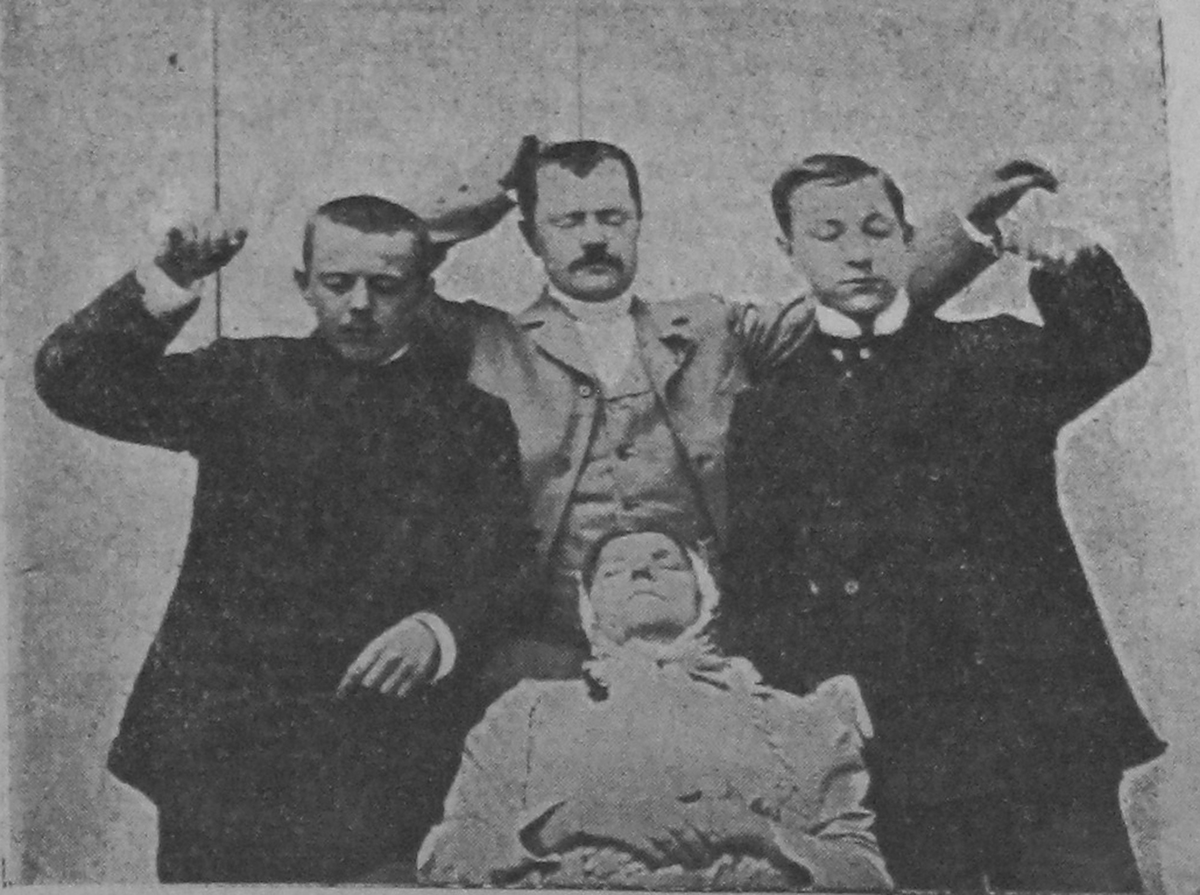 Групповая гипнотерапия в СССР: фотография из 1926 года, изображающая пациентов, проходящих лечение алкоголизма и наркозависимости методом гипноза под руководством Владимира Бехтерева.
Источник: V. M. Bekhterev, O lechenii gipnozom, Vestnik znaniia, 1926, №2, стр. 86–96, 94. Изображение использовано в рамках научной публикации и доступно для републикации в образовательных и некоммерческих целях.