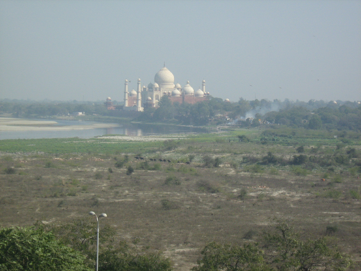 Вид на Тадж-Махал с "Красного форта"  (про него ниже фото)