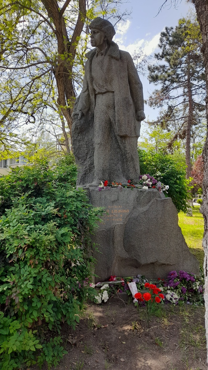 Памятник Володе Дубинину