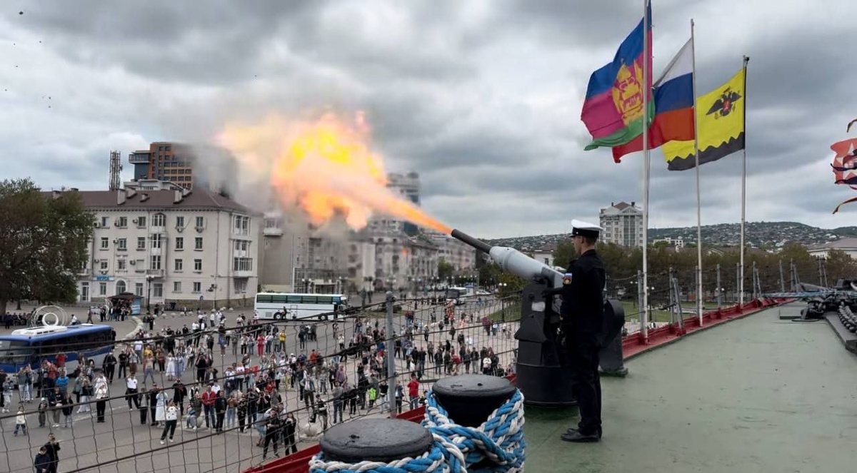 Момент салюта с крейсера "Кутузов". Снимок с палубы. Флаги: Кубани, Новороссийска, алое знамя Победы 
