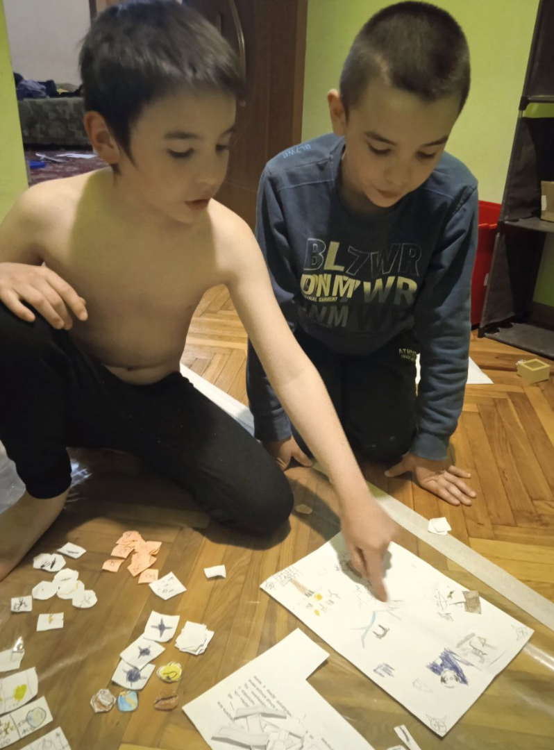 Близнецы проводили испытательный запуск своей новой настольной игры. 