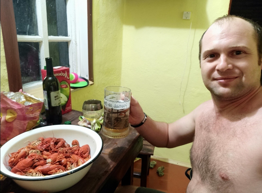 Вот такие стены были до ремонта. Просто покрашены водоэмульсионной краской. Деревянное окно. 