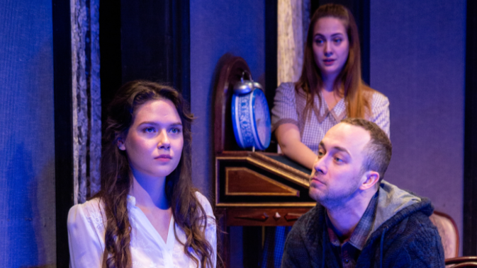Сцена из спектакля "Горе от ума". Софья – Анастасия Белова, Лиза – Дарья Таран, Чацкий – Артем Ешкин
