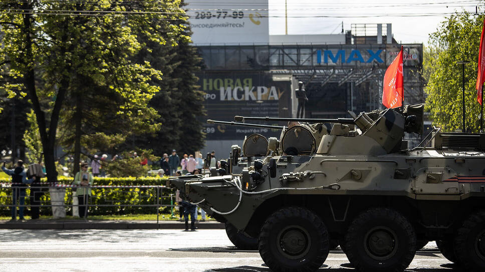 Механизированная колонна с техникой времен войны и современными боевыми машинами.📷Фото: Ксения Федорова, Коммерсантъ / Коммерсантъ