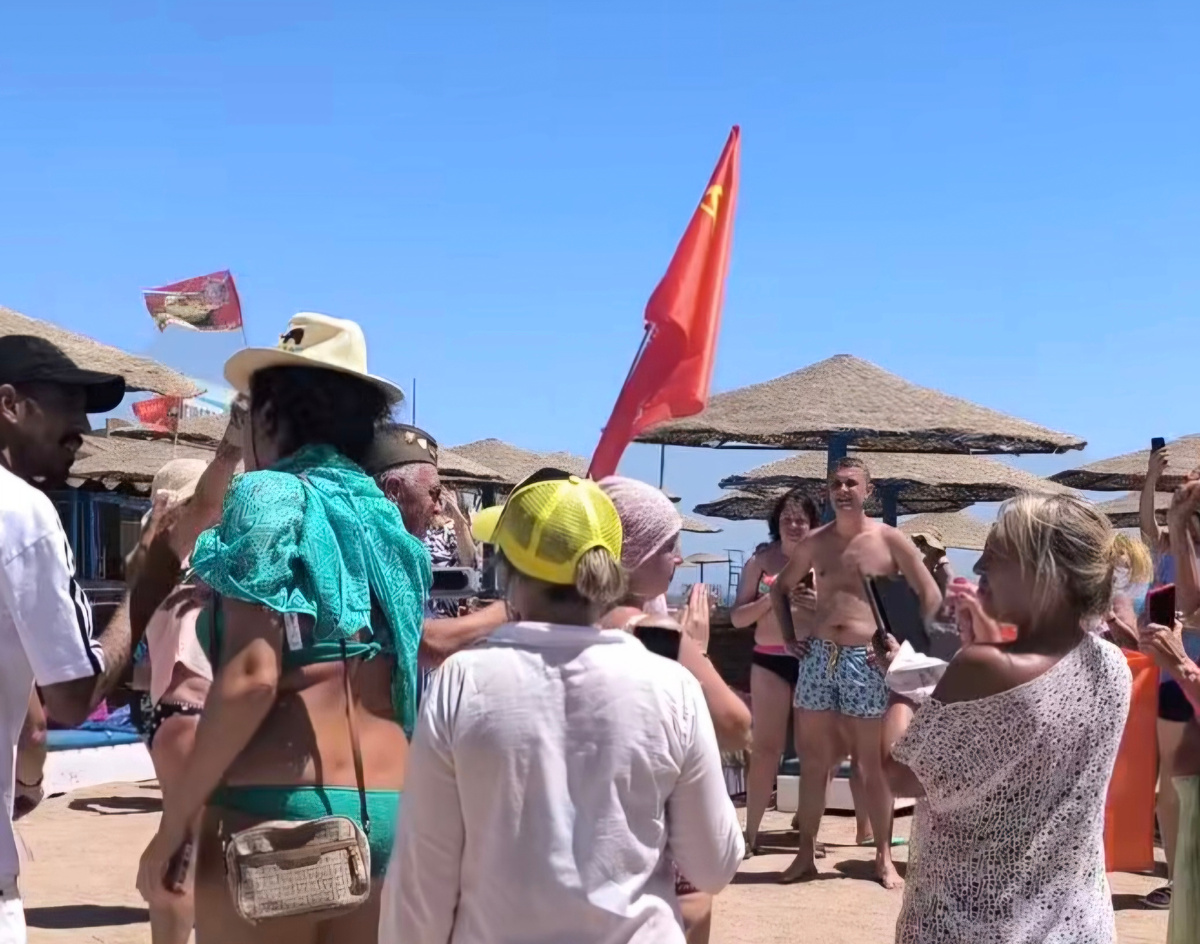 Вчера на одном из пляжей Хургады туристы водрузили флаг Красной Армии