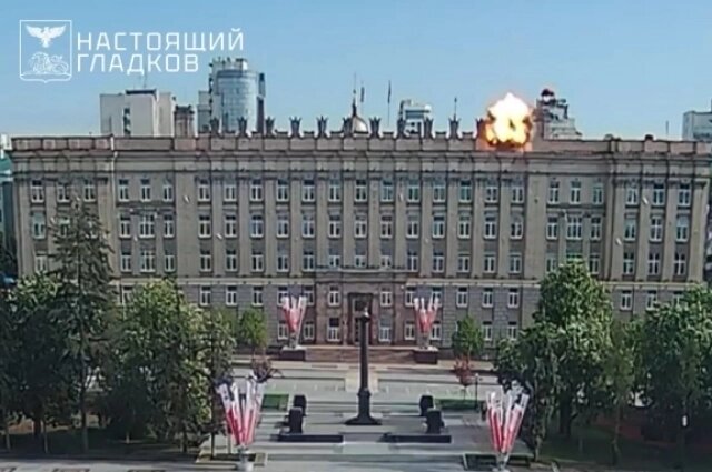    Беспилотник ВСУ ударил в крышу здания правительства региона. Фото: Кадр из видео