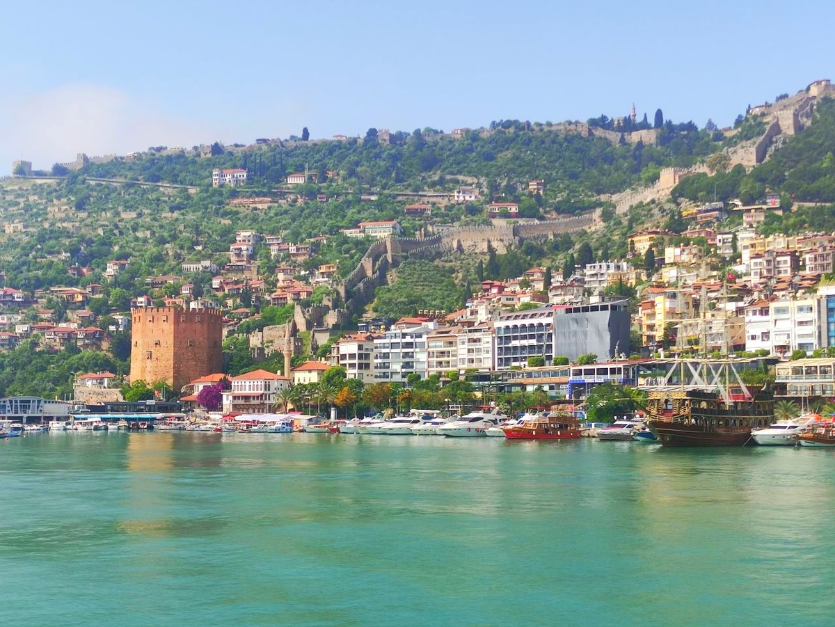 Вид на Аланью с борта прогулочной яхты