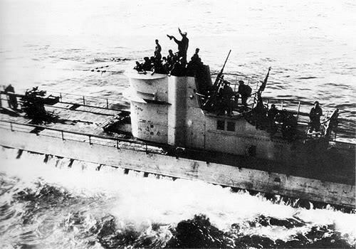 U-161 уходит в поход из Лориана (1943, год позже описываемых событий). Когда речь заходит о подводной войне Второй мировой, чаще всего вспоминают торпедные атаки, потопленные транспорты и конвои, охоту на авианосцы и линкоры. Однако в хрониках кригсмарине встречаются эпизоды, больше напоминающие классическое пиратство XVIII века, чем современную войну. 