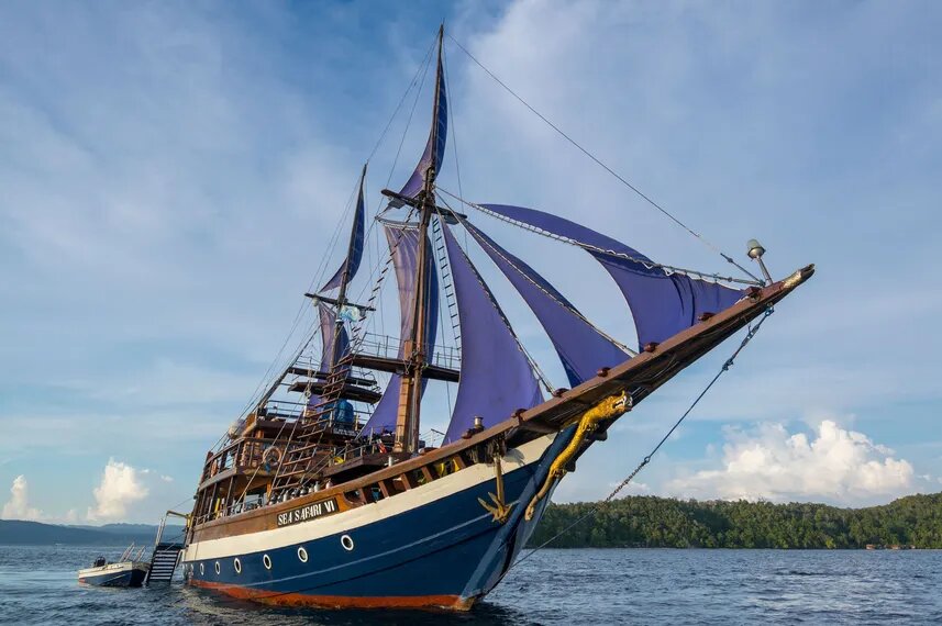  Один из таких случаев произошёл 16 июня 1942 года у берегов Венесуэлы, когда немецкая подлодка U-161 остановила и захватила крошечный парусник, словно вернув эпоху флибустьеров Карибского моря.