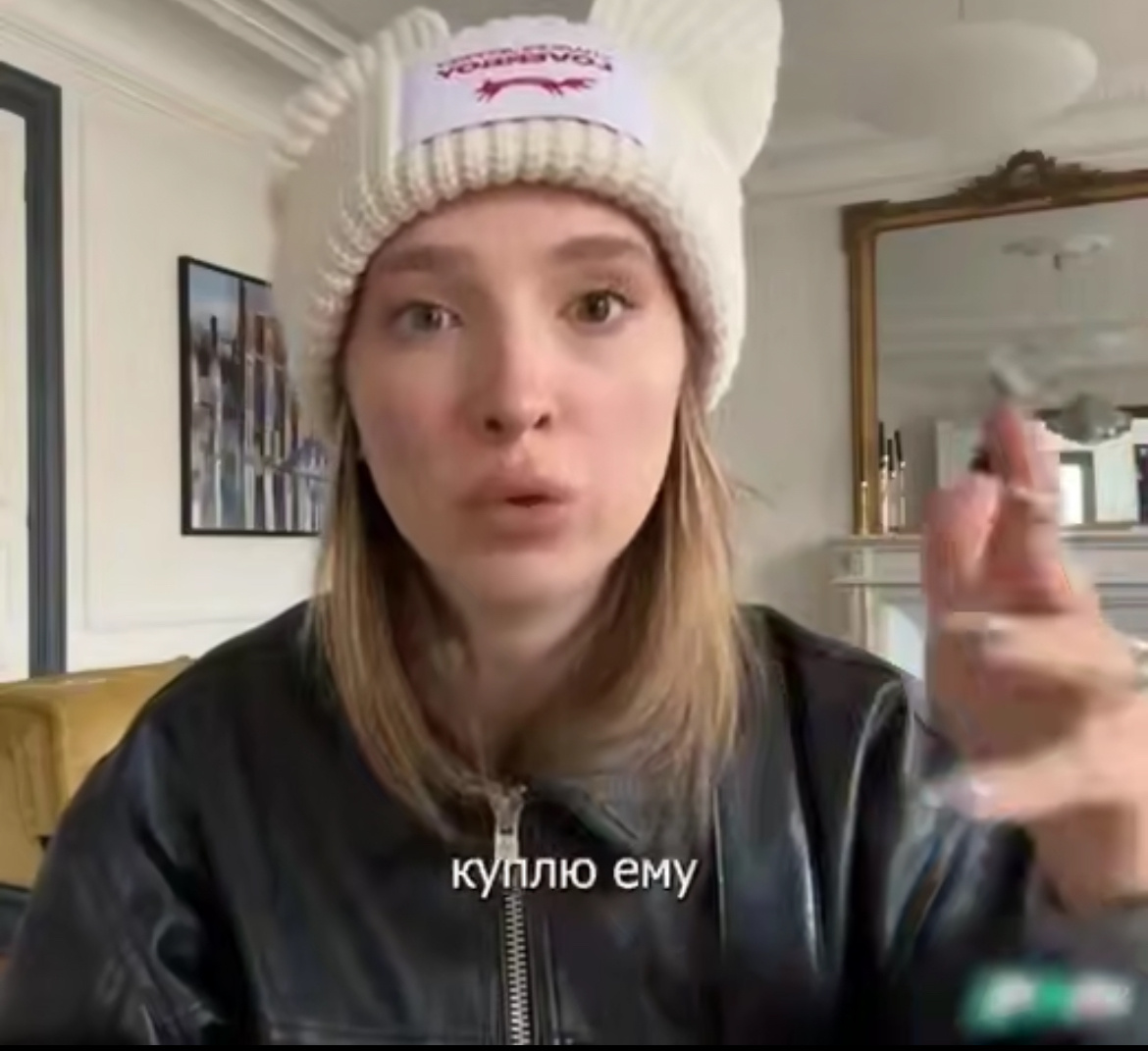 Известная блогерша Генсуха заявила о своем намерении радикально ограничить доступ своего будущего ребенка к современным гаджетам. Девушка планирует оградить дитя от негативного влияния интернета, предоставив взамен кнопочный телефон и плеер. Такой подход вызвал бурную дискуссию в сети: одни поддерживают стремление будущей мамы защитить ребенка, другие считают это чрезмерным контролем и упущенными возможностями для развития.


Генсуха объяснила свою позицию желанием оградить ребенка от "плохой информации", которой, по ее мнению, переполнен интернет. Она уверена, что до 11 лет ребенок должен быть окружен позитивным и развивающим контентом, а не подвергаться влиянию агрессии, насилия и других негативных явлений, с которыми можно столкнуться в сети.

В качестве альтернативы смартфону Генсуха предлагает кнопочный телефон для связи и плеер для прослушивания музыки. Она считает, что такой подход позволит ребенку больше времени проводить на свежем воздухе, заниматься спортом и развивать творческие способности, а не просиживать часами в телефоне.

Решение Генсухи вызвало неоднозначную реакцию. Многие родители поддержали ее, согласившись с тем, что дети слишком рано начинают пользоваться смартфонами и подвергаются опасности в интернете. Другие же считают, что в современном мире без смартфона никуда и ребенок должен уметь пользоваться современными технологиями, чтобы быть конкурентоспособным.

Решение Генсухи – это ее личный выбор, основанный на ее взглядах и убеждениях. Этот случай поднимает важный вопрос о балансе между защитой детей от негативного влияния интернета и необходимостью адаптироваться к современному миру. Не существует универсального ответа на вопрос, когда и как ребенку следует знакомиться со смартфоном. Каждый родитель должен самостоятельно принимать решение, исходя из особенностей своего ребенка и своей семьи, но важно помнить, что главное – это обеспечить ребенку любовь, поддержку и возможность гармоничного развития.