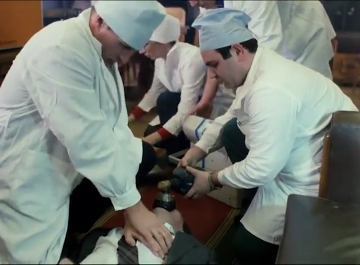 Сердечно-легочная реанимация в фильме "Забытая мелодия для флейты" - научиться можно и не имея медицинского образования, на тренингах. Физически тяжелая работа.