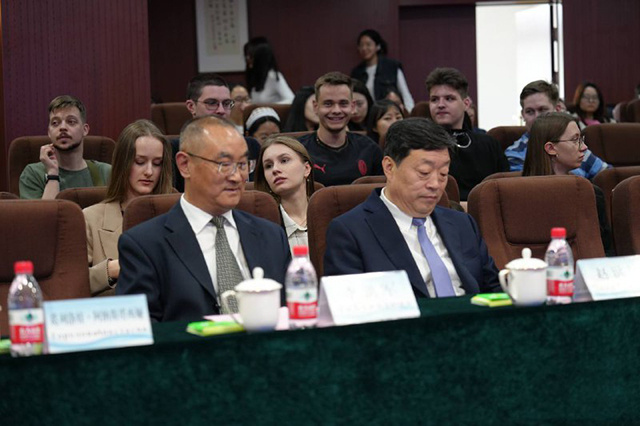 Молодежная делегация Тверской области посадила яблони в «Саду дружбы» в КНР