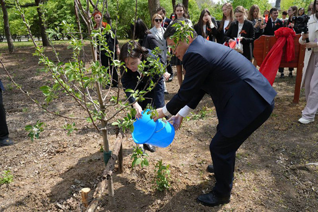 Молодежная делегация Тверской области посадила яблони в «Саду дружбы» в КНР