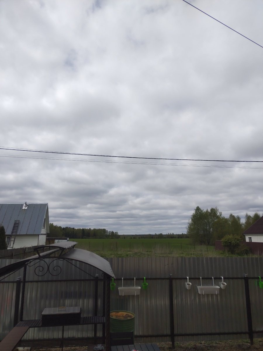 Пасмурно небо. 