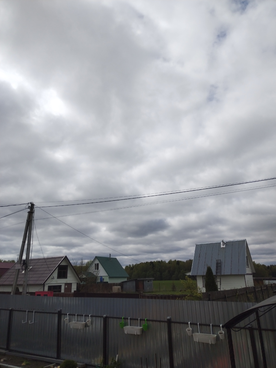 Небо затянуто тучами. 