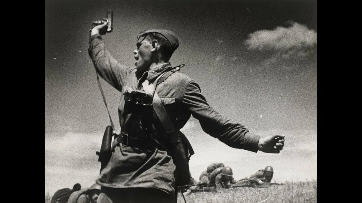 Макс Альперт "Комбат" 12 июля 1942 года. На фото младший политрук Алексей Еременко за секунды до своей гибели поднимает под пулями врага залегших в поле бойцов  в контратаку