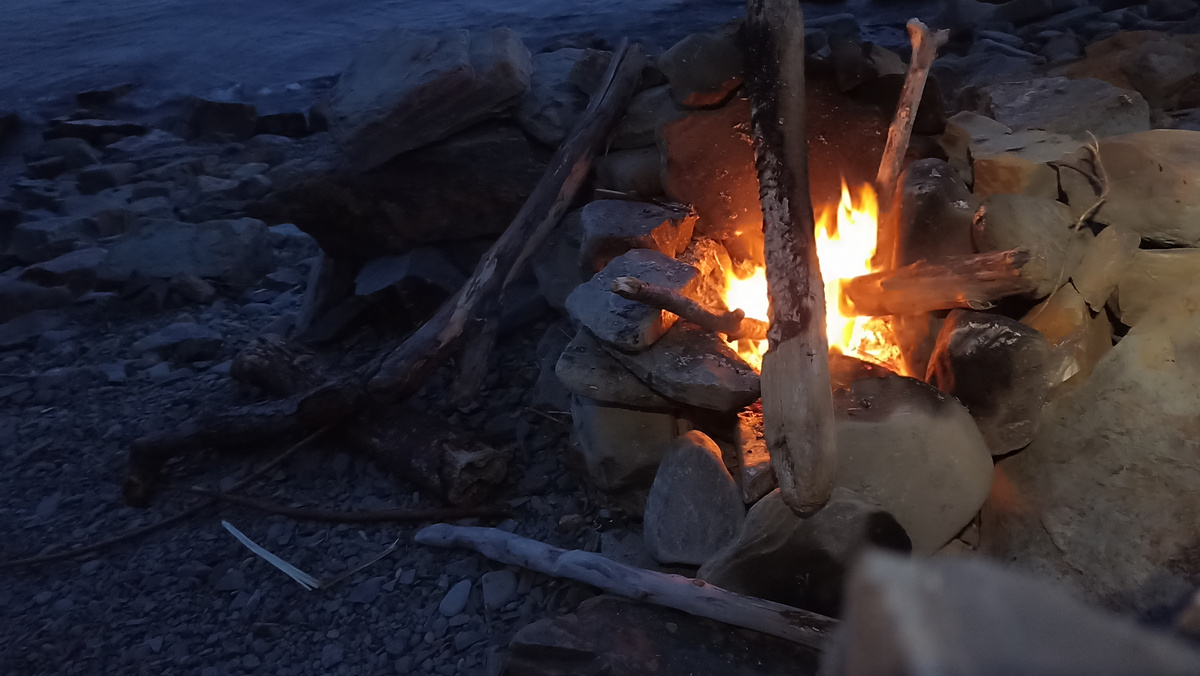 Тот самый мой костер, что спасал меня той ночью и он был не один. Фото автора.