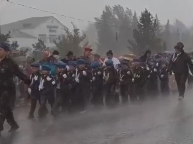 «Отменять было уже поздно»: дошколята под ливнем маршировали на параде в День Победы