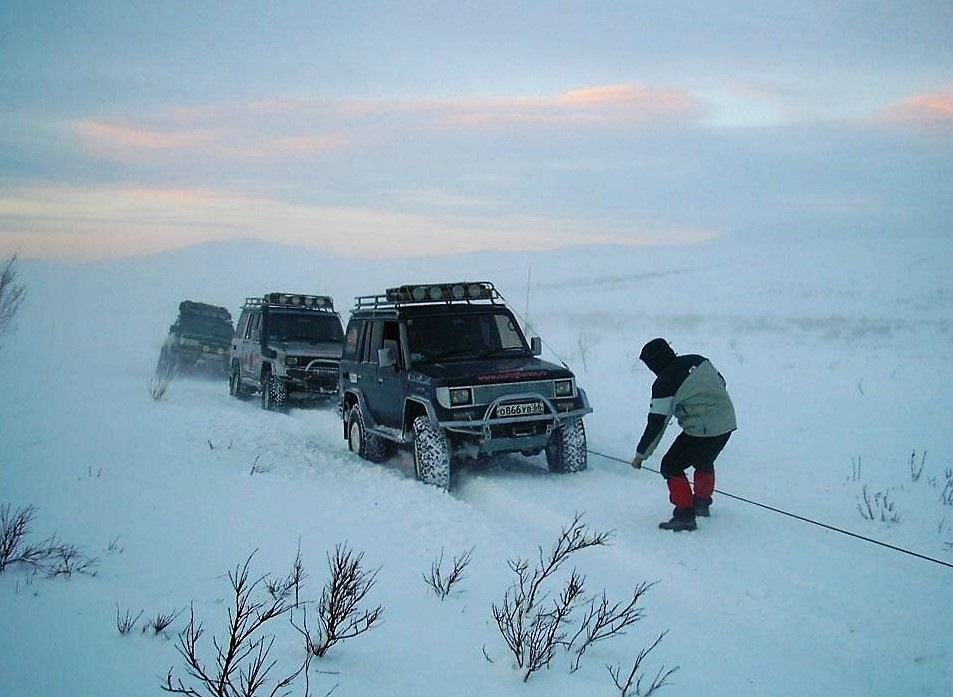 Горы уже позади. С подветренной — северной стороны снега гораздо больше