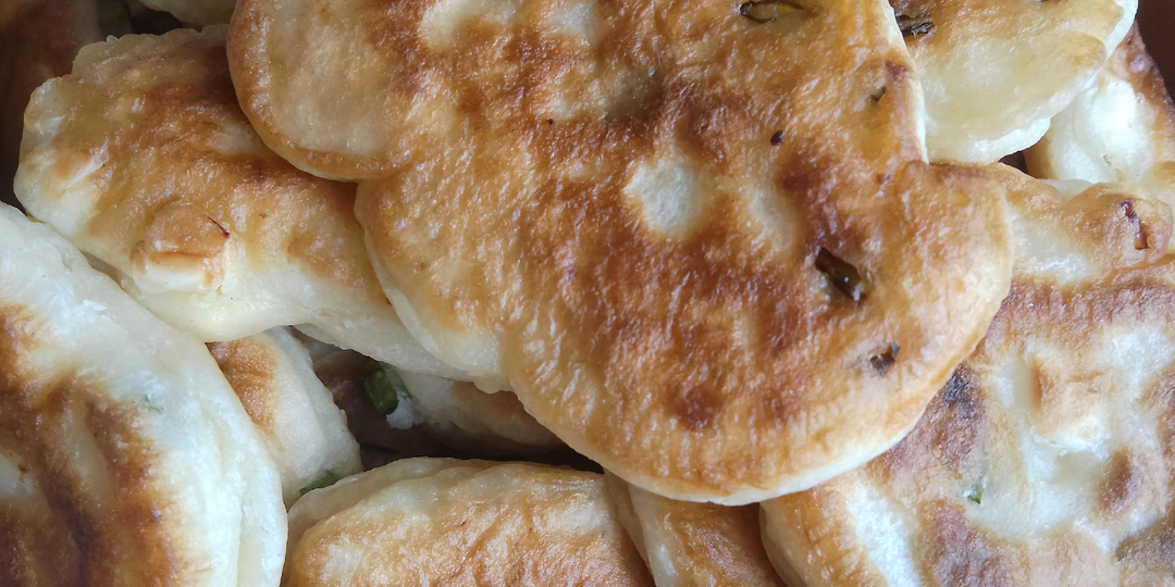 Ленивые пирожки с яйцом и зелёным луком.