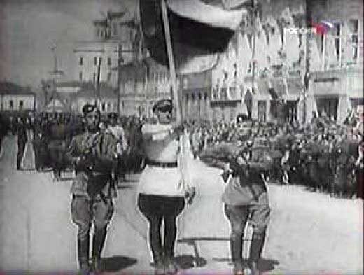 Парад во Пскове 22 июня 1943 года, Российский триколор нёс белоэмигрант Г. П. Ламсдорф, состоящий в рядах РОА.