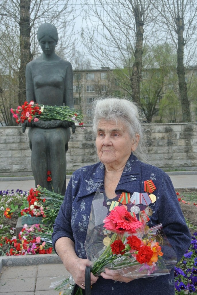 Воскресный июньский полдень. Стайка молодежи в парке. Совсем юные, пятнадцатилетние. Веселые, беззаботные, вспоминают вчерашний выпускной вечер, позади семилетка. Среди них маленькая, черноволосая девочка с косичками–моя мама. Объявление о начале войны взволновало, но в первый миг не смутило, не испугало. Были они по сути еще детьми. До начала блокады Ленинграда оставалось всего два с половиной месяца. На фотографии мемориал "Журавли" на правом берегу Невы, что в Невском районе СПБ. Именно сюда, на пятачок земли, старинное заброшенное кладбище Невское, зимой 1942 года моя мама вместе со старшим братом на санках возили умерших от голода соседей. Гора трупов, запорошенных снегом, росла с каждым днем. Здесь работали старики и женщины. Построили навес, хоронили в траншеях на старые гробы. В марте 1942 года маме исполнилось 16 лет, и она пошла работать в Госпиталь инвалидов войны курьером. Возила документы, продуктовые карточки, анализы крови. Работала и санитаркой, помогала медсестрам, читала стихи, пела и танцевала для раненых. После пяти лет анятий во Дворце пионеров продолжала верить в свое актерское будущее. Когда вместе с такими же девчонками носила в морг покойных не боялась, не брезговала. А вот при виде крыс, дежуривших у морга, сердце всякий раз замирало. Осенью 1942 года мамин брат Волков Виктор Семенович ушел на фронт. Погиб в 1944 году. Мои родные выжили. Мама Хаменкова Лидия Семеновна осталась работать в медицине со своих шестнадцати до восьмидесяти лет! Она прожила большую, очень счастливую жизнь. В последний раз у Мемориала мама была в 2016 году. Скончалась зимой 2017 года, не дожив до девяносто первого дня рождения 28 дней. Светлая память!
