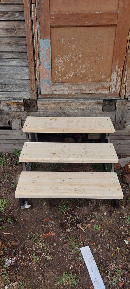 Сначала сделали крыльцо. Старое у нас рухнуло. В доме 20 лет никто не живет и конечно дом рушится (((