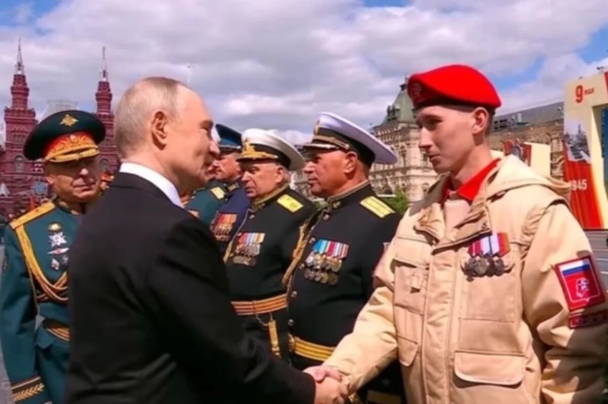    Студент из Ярославля пожал руку президенту Путину на параде в Москве