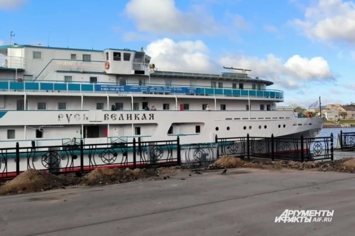    Два круизных теплохода одновременно прибыли в Мариинский Посад