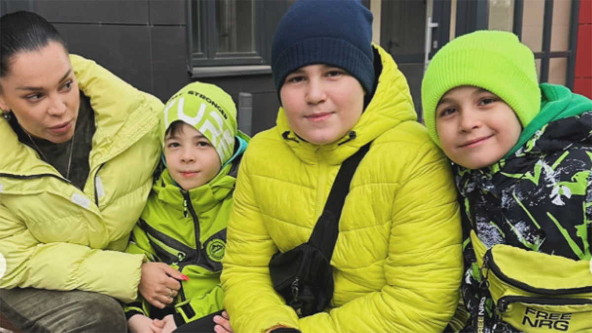 Юлия Салибекова с сыновьями Эльдаром, Роланом и Багратом. Фото: соцсети Юлии Салибековой