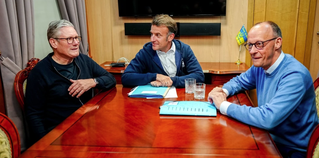 В ночном поезде в Киев: Стармер, Макрон и Мерц © dpa — Туск видимо фоткает.