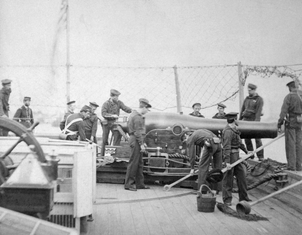     Фото: Everett Collection/Shutterstock/FOTODOM Вслед за США идею униформы на военно-морском флоте подхватил Королевский военно-морской флот Великобритании. К концу XIX века расклешенные брюки стали носить моряки и других стран. В том числе в Российской империи