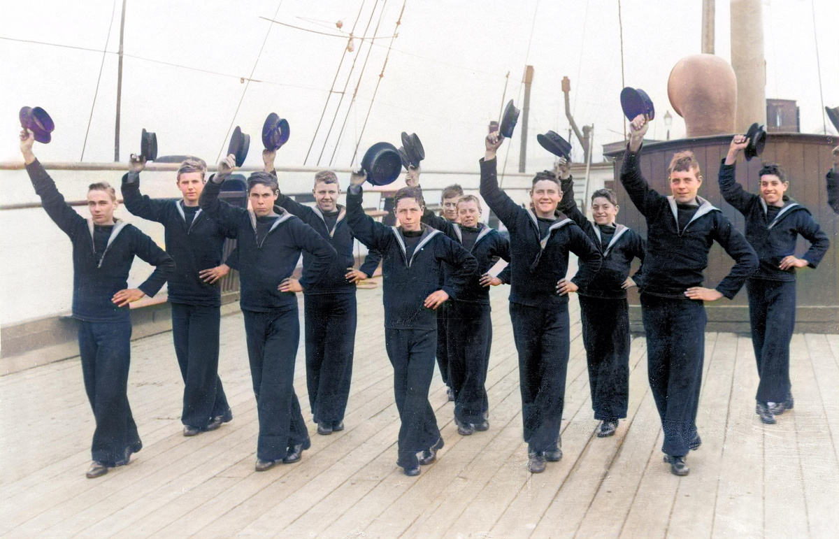     Фото: Barnaby (Colourised)/Mary Evans Picture Library/East News Расклешенные штанины также обеспечивали большую мобильность. Еще они защищали ноги от холодного ветра и воды, так как между ногой и тканью образовывался так называемый карман теплого воздуха