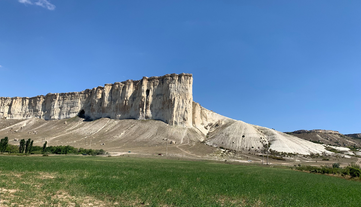 Вид на скалу с подножья