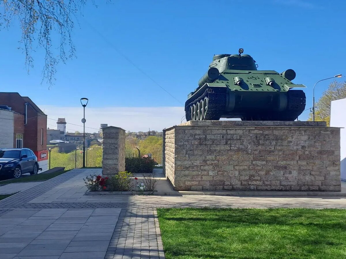    Танк Т-34 в Ивангороде. Фото: Мойка78