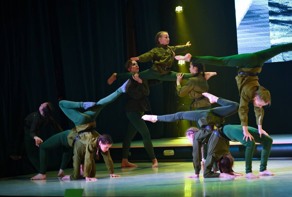  📷    80-лет Победе. Для семей бойцов СВО Оренбургский цирк дал спектакль «Сияние феникса» Марина Шарт