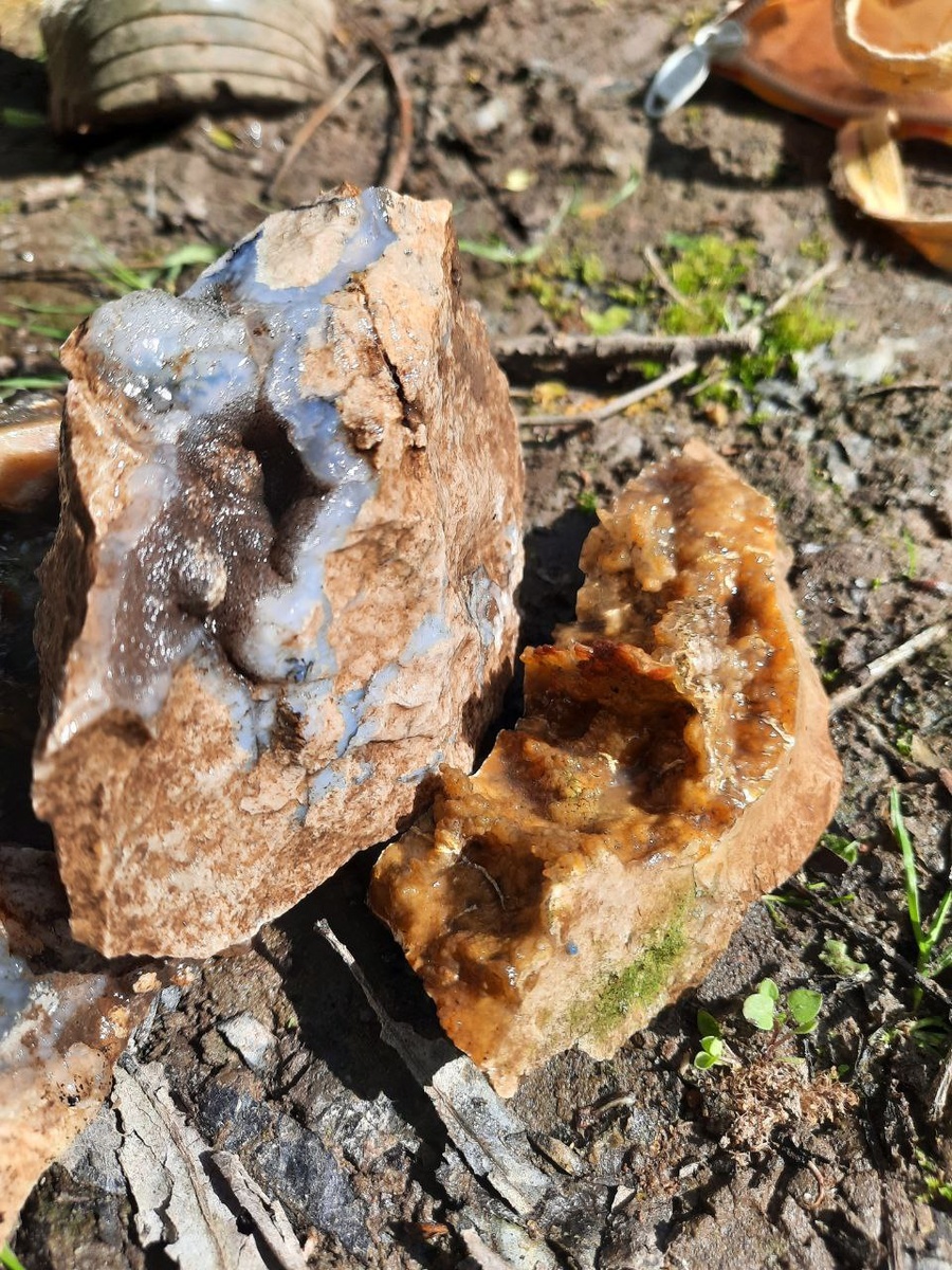 Сапфирин и сердолик с псевдосталактитами (10-12 см)