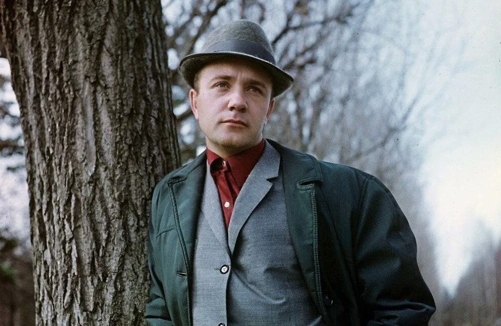 на фото Леонид Куравлев в молодости 