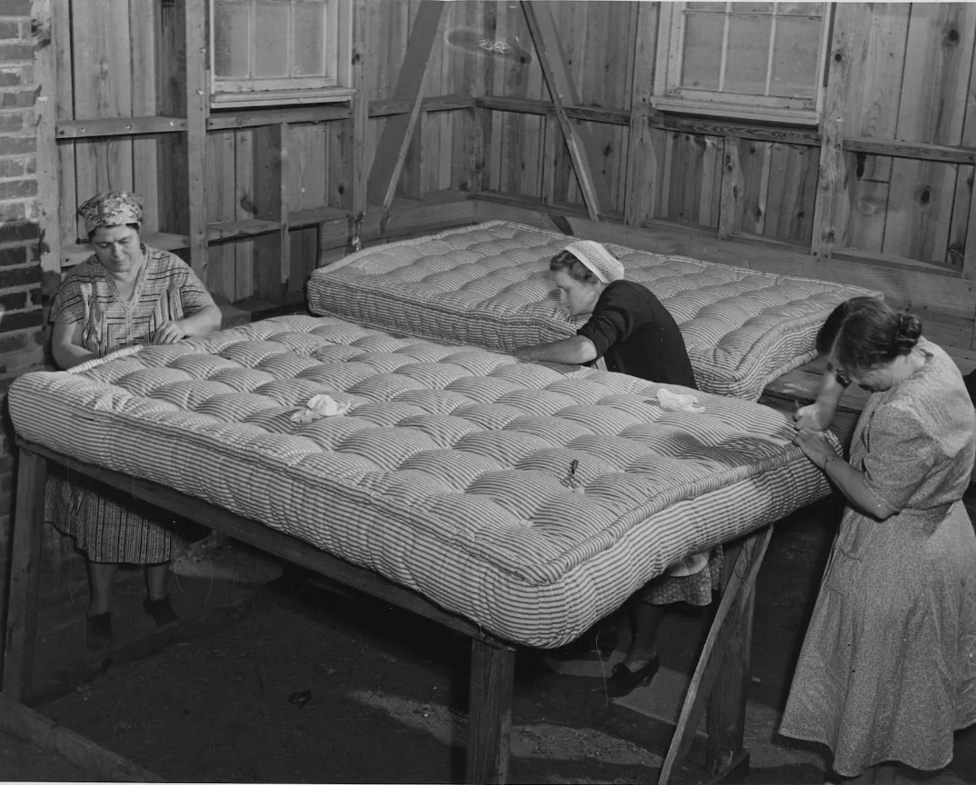 Матрас – это средство для сна, использующее для внутреннего наполнения мягкие материалы или пружинный механизм, а в качестве внешней обшивки плотные ткани. Вот, пожалуй, и все, что известно о нем стандартному пользователю. А, между тем, если покопаться в истории, то можно отыскать множество интересных фактов, которые вам до сегодняшнего дня были не известны.